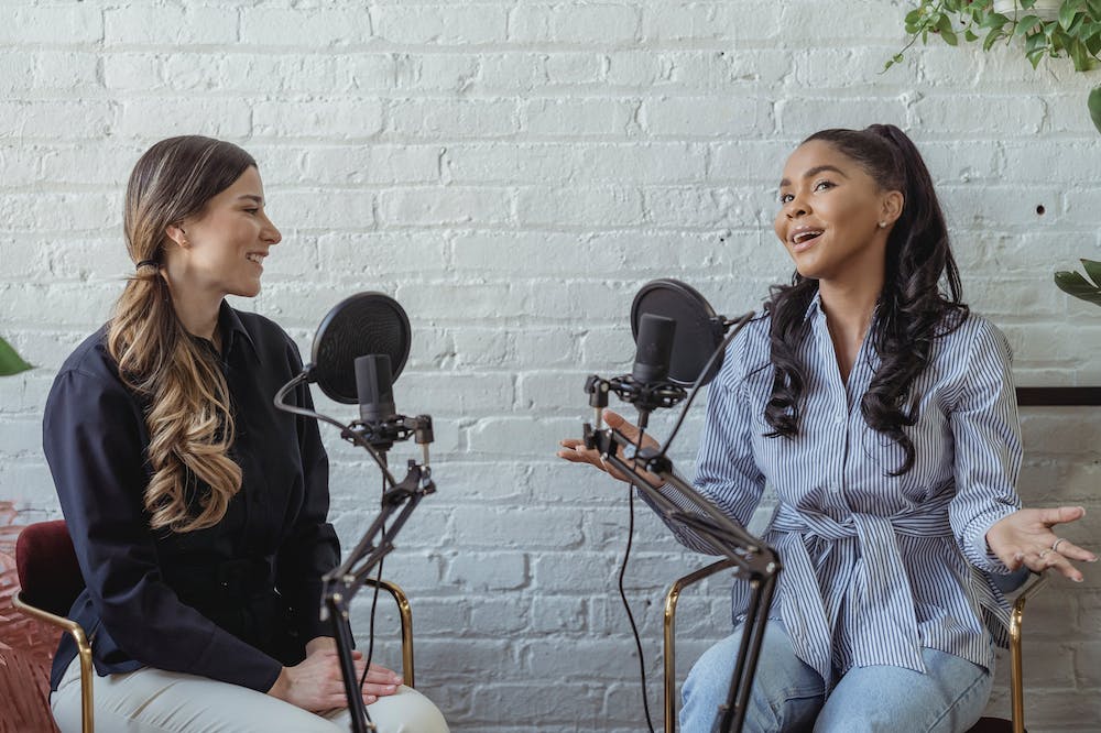 deux femmes interview micro