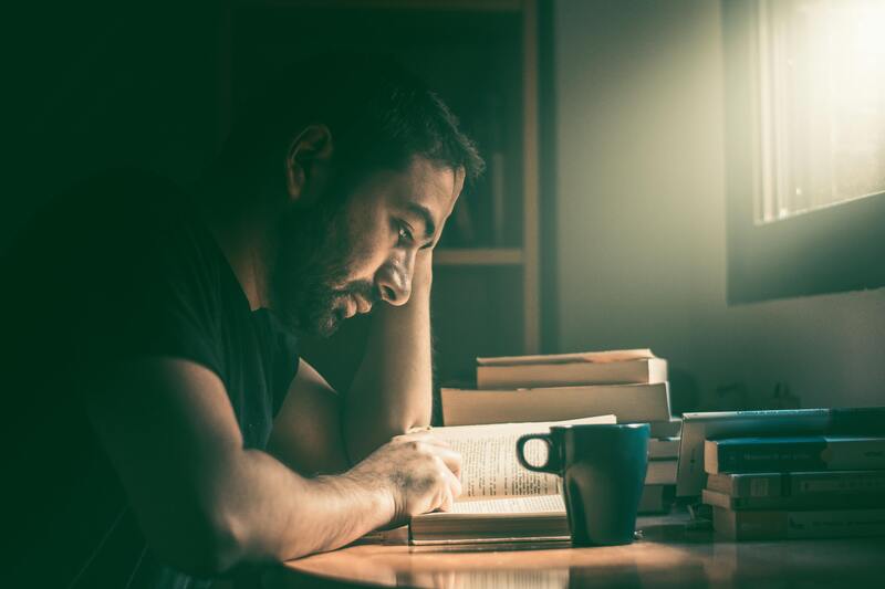 une personne concentrée