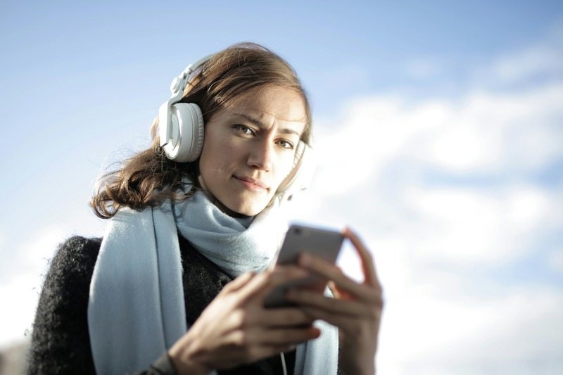une femme avec son casque